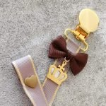 Fita prendedor chupeta para bebé cinza dourado com laço castanho