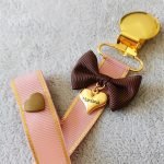 Fita prendedor chupeta para bebé rosa velho dourado com laço castanho