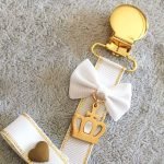 Fita prendedor chupeta para bebé branco dourado com laço branco