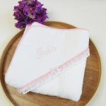 fralda branca personalizada com renda e bordado rosa
