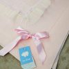 foto de perto da manta para bebé cor rosa com laço mac ilusion 7289