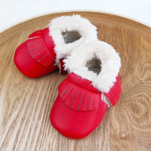 sapatinhos para bebé com franja vermelho visto de cima