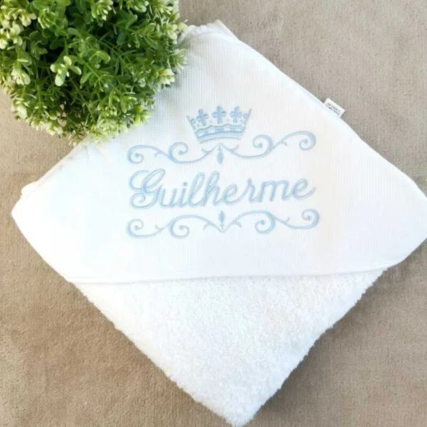 toalha de banho personalizada com monograma na cor azul bebé
