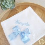 Fralda personalizada branca de algodão com pormenor bordado inglês + laço azul bebé