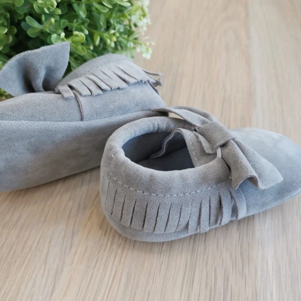 sapatos para bebé de camurça com franja na cor cinza
