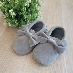 sapatos para bebé de camurça com franja na cor cinza visto de cima