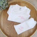 Conjunto de interiores branco, com carda, para bebé e personalizado com bordado do nome a rosa bebé