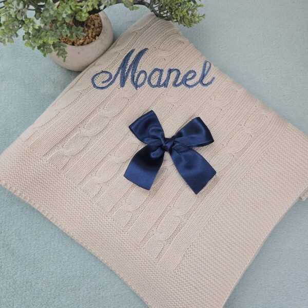 Manta trança areia para bebé com bordado azul metálico