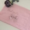 Manta malha pipoca personalizada com laço e com bordado em rosa velho