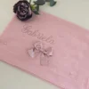 Manta malha pipoca personalizada com laço e com bordado em rosa velho