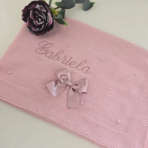 Manta malha pipoca personalizada com laço e com bordado em rosa velho